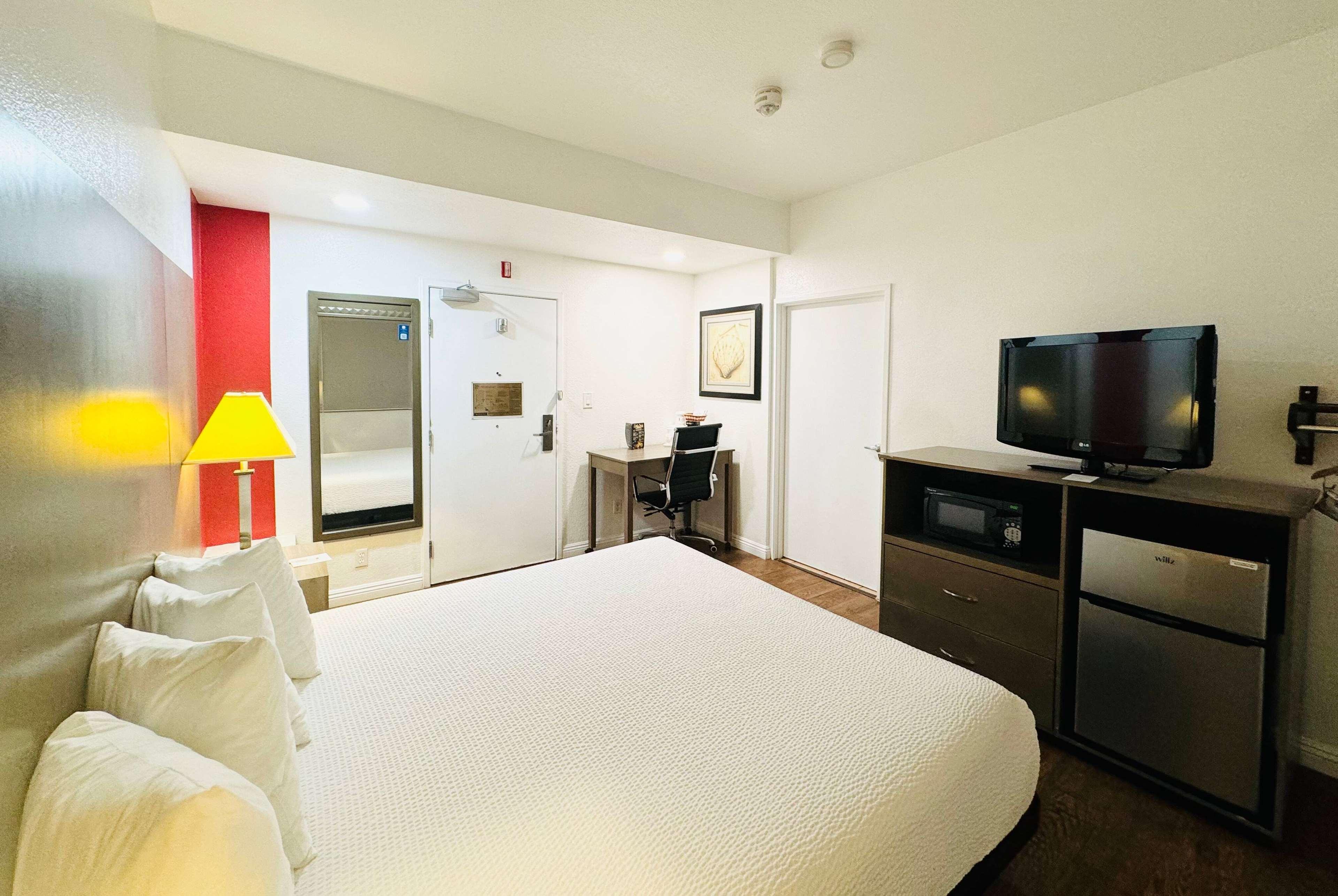 غرفة بسرير مزدوج