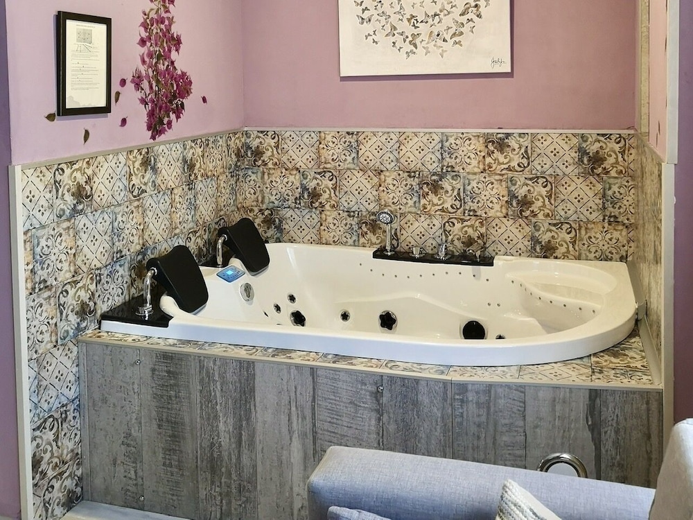 Suites con Jacuzzi Santillana 39/45