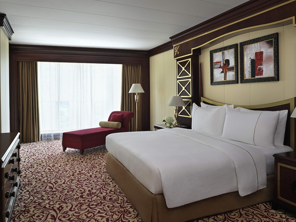 DELUXE, KING BED