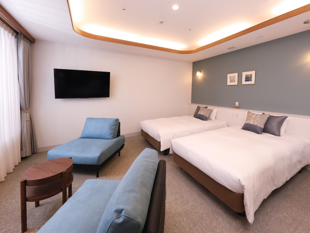 SUPERIOR, TWIN BEDS, LARGE, GRAND FLOOR