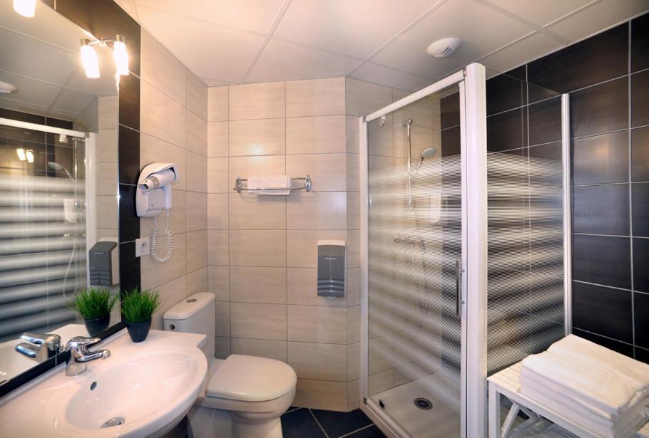 غرفة بسرير مزدوج أو سريرين منفصلين، Hôtel Roc De Massabielle 7/8