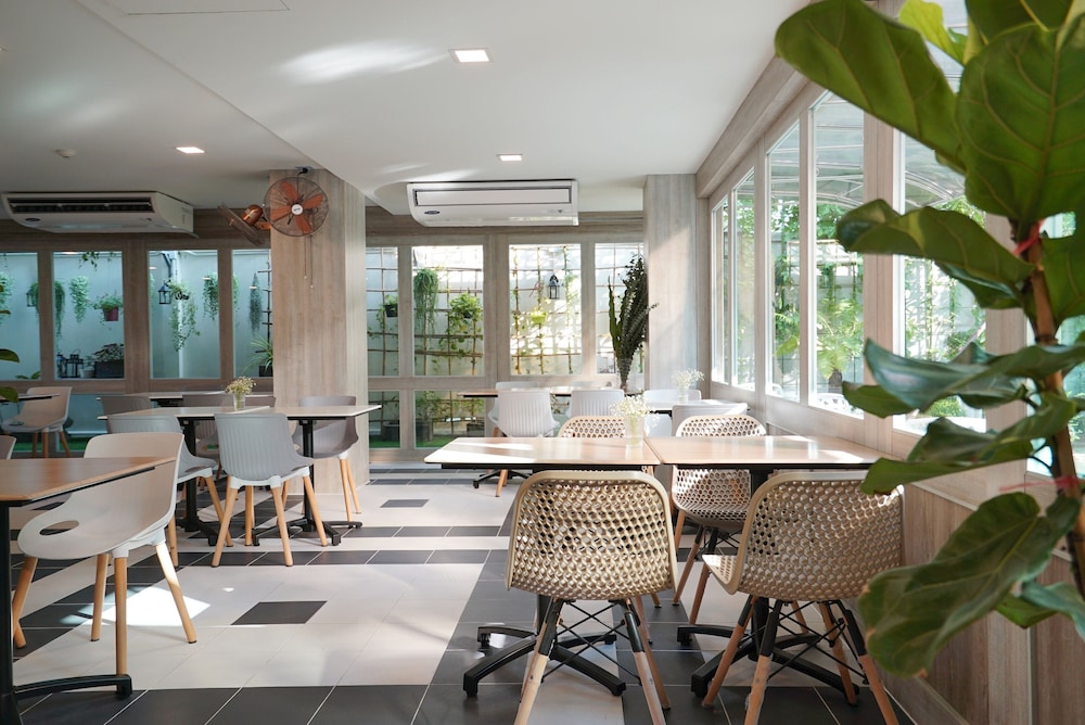 THE QUBE FIFTY HOTEL 37/50