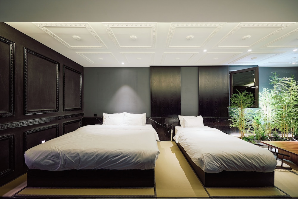 Signature, Ryokan, 1 King and 1 Single Beds، Hotel Cullinan Wangsimni 2/5