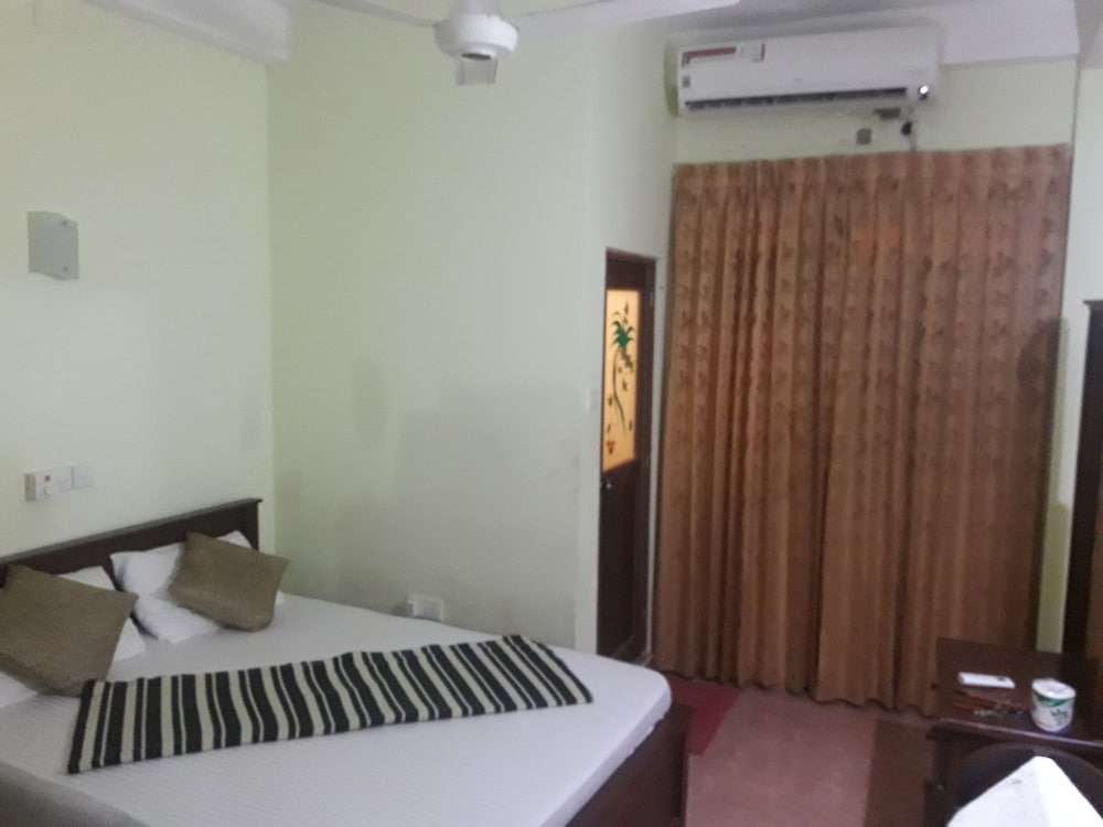 Lagoon Waves Hotel 8/28