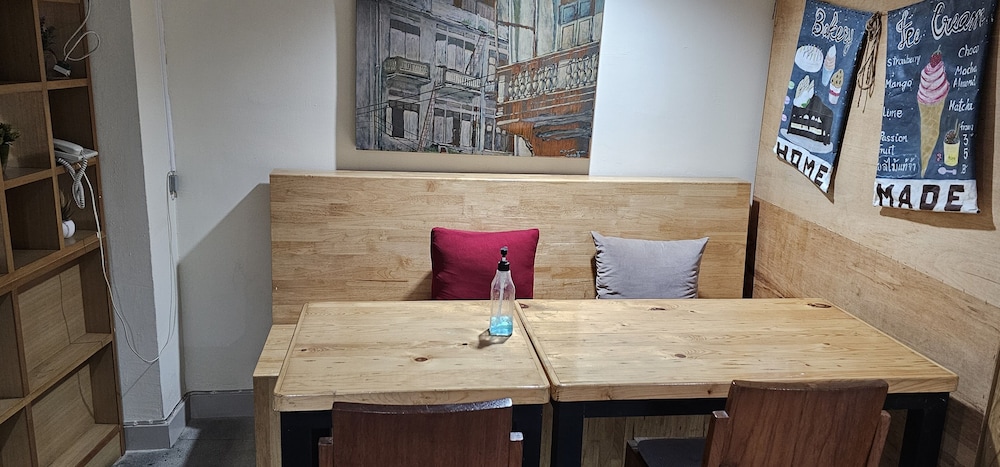 Double D Rooms & Cafe 51/59