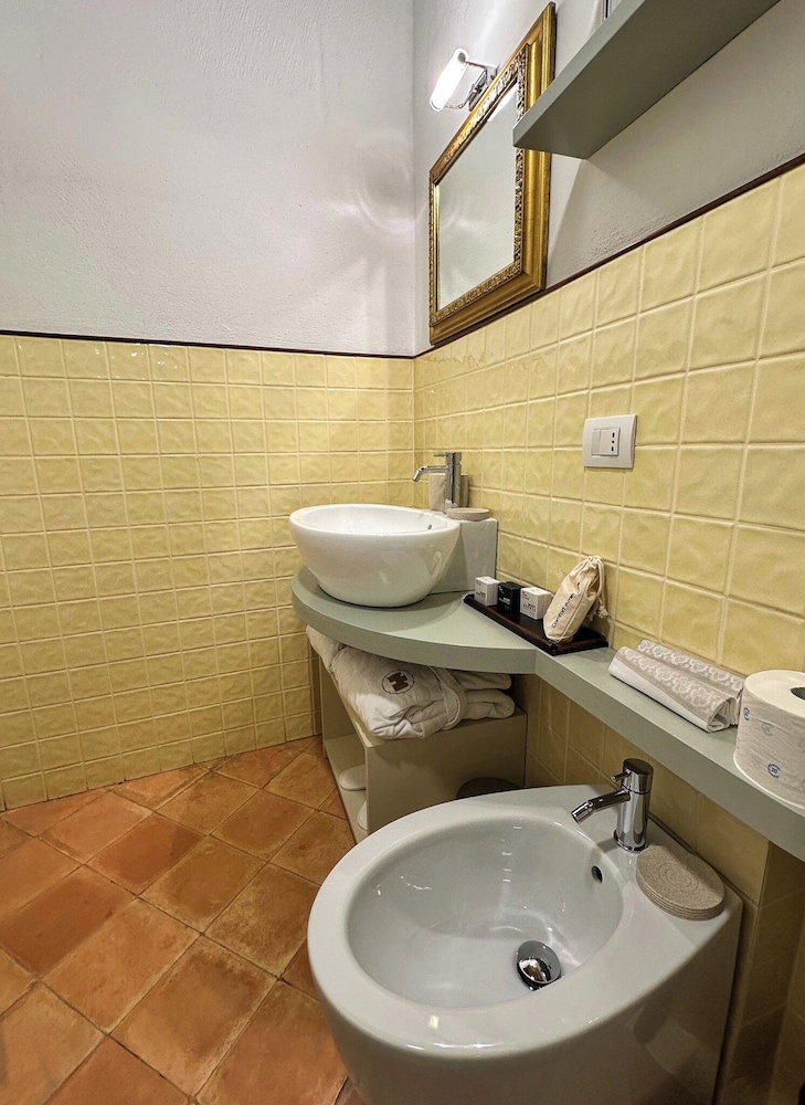 جناح كومفورت بسريرين كوين، Castello di Postignano Relais 3/3