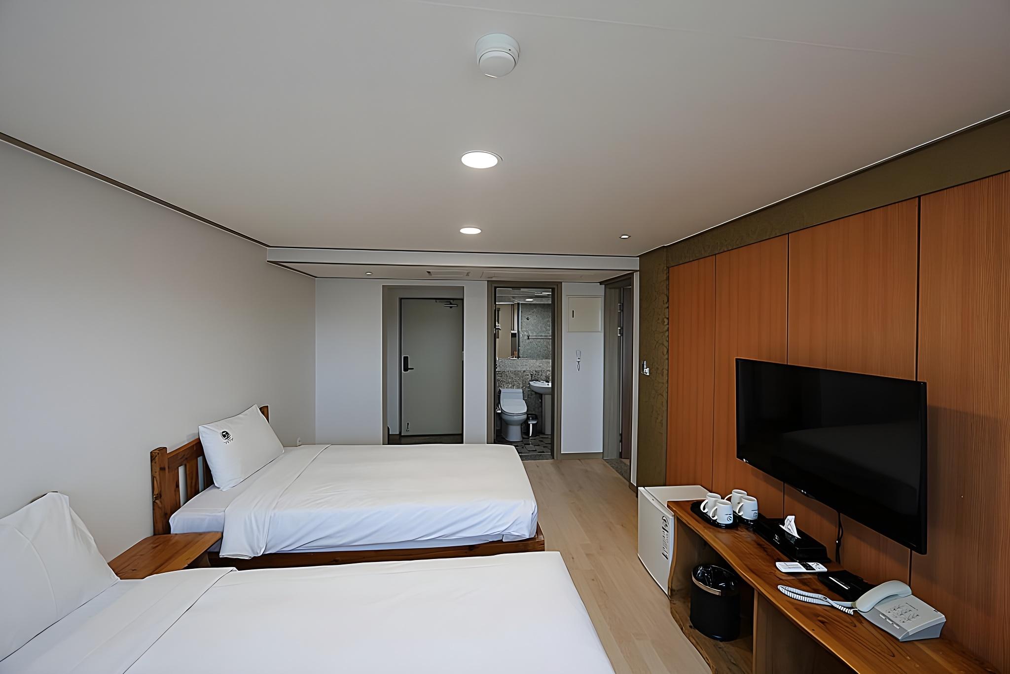 2 BEDROOMS, FAMILY, 4 BEDS