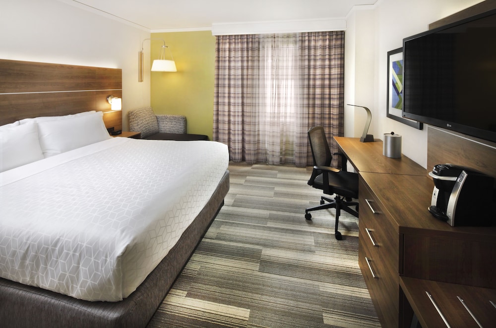 Holiday Inn Express and Suites Fishermans Wharf 10/59
