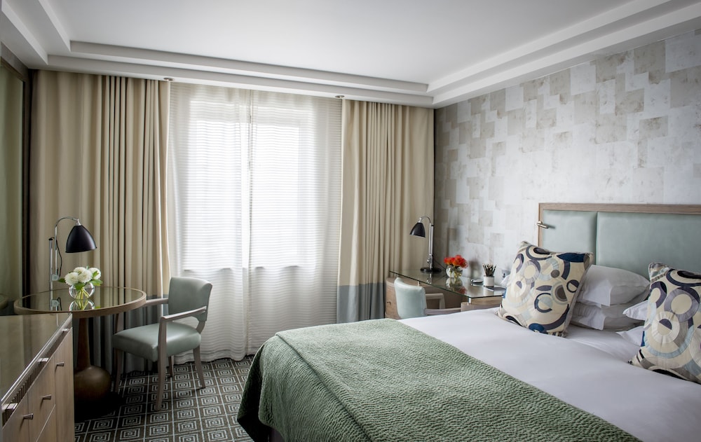 DELUXE, KING BED