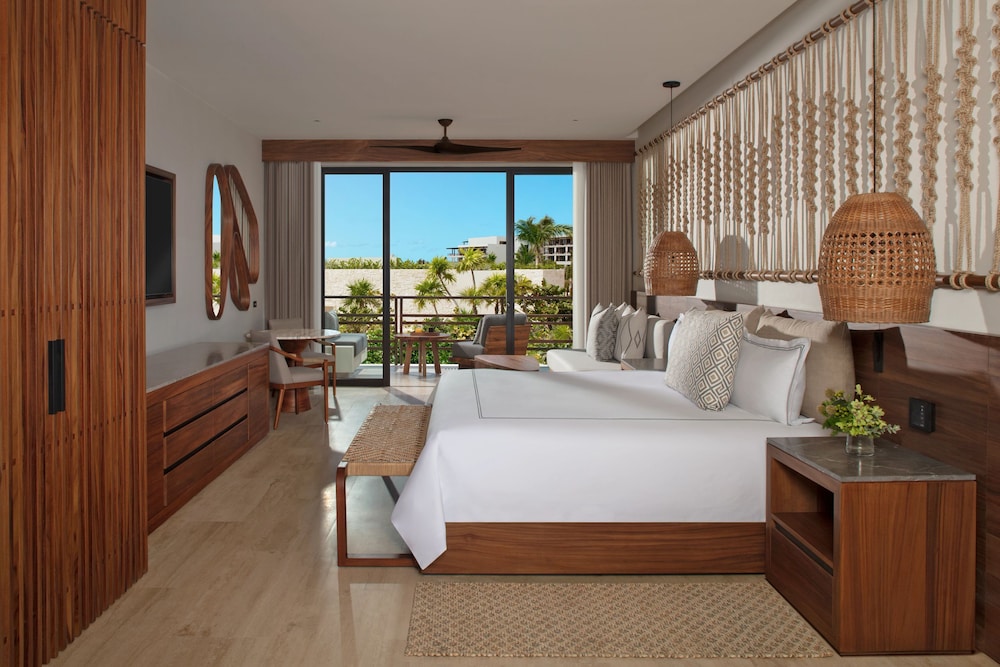 Junior Suite, King Bed, Tropical View