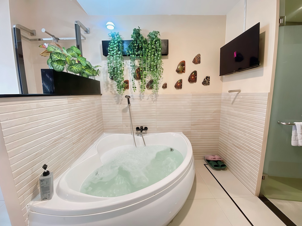Verse Lite Hotel Gajah Mada 48/67