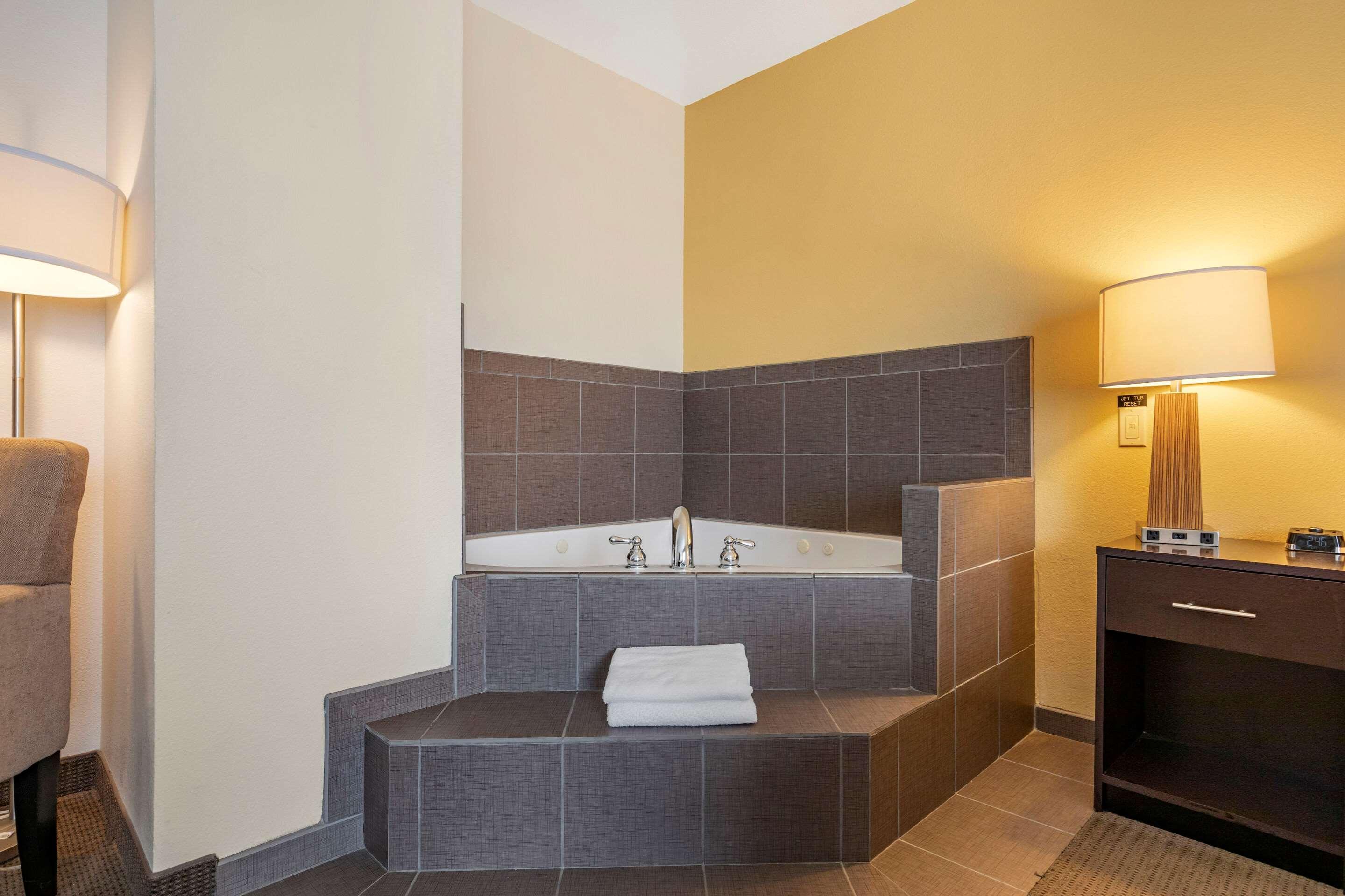 Suite, King Bed, Sleep Inn & Suites Miles City I-94 9/9