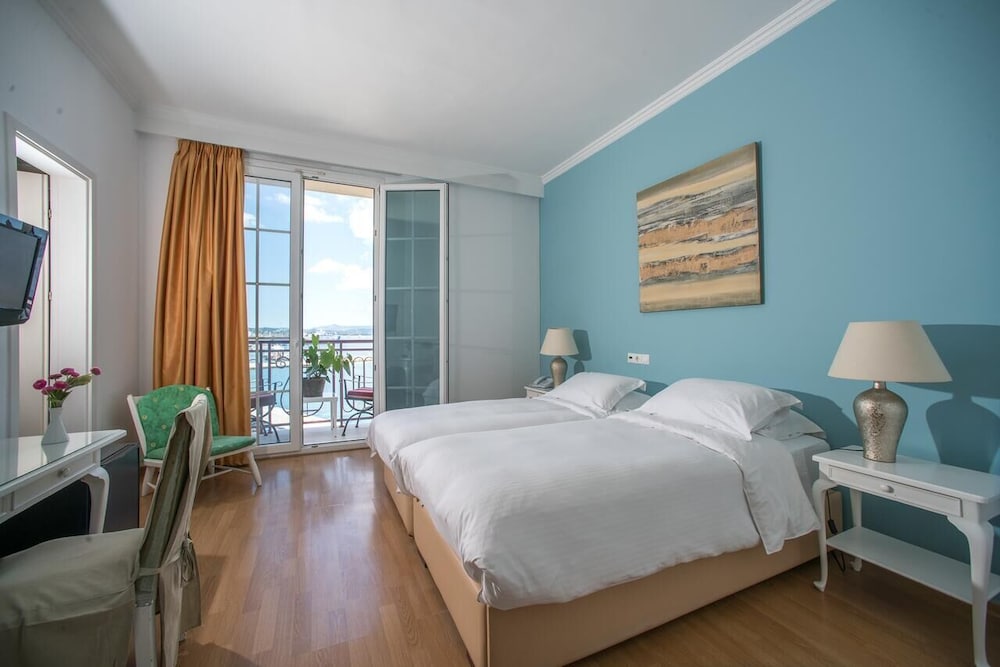 SUPERIOR, TWIN BEDS, SEA VIEW