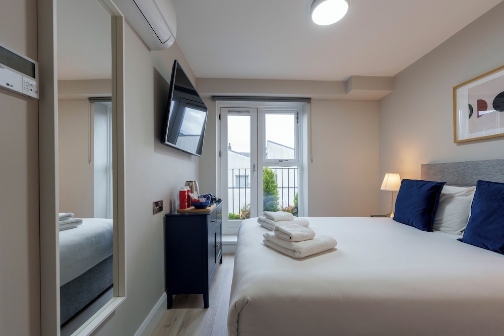 ROOM, DOUBLE BED