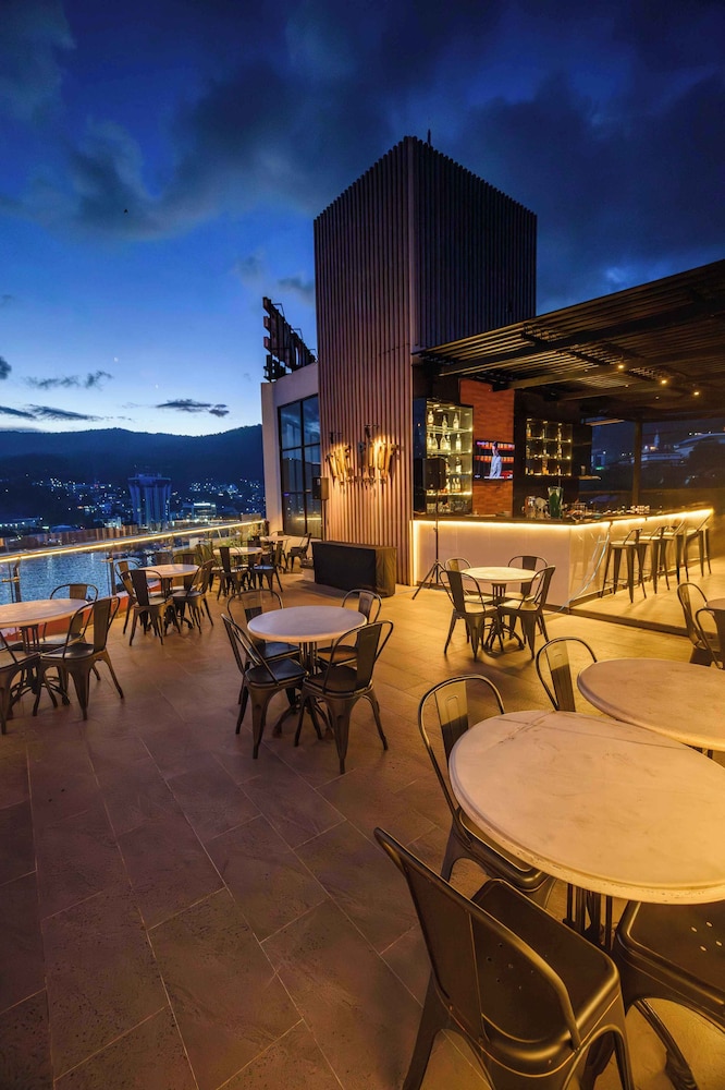Front One Hotel Jayapura 32/34