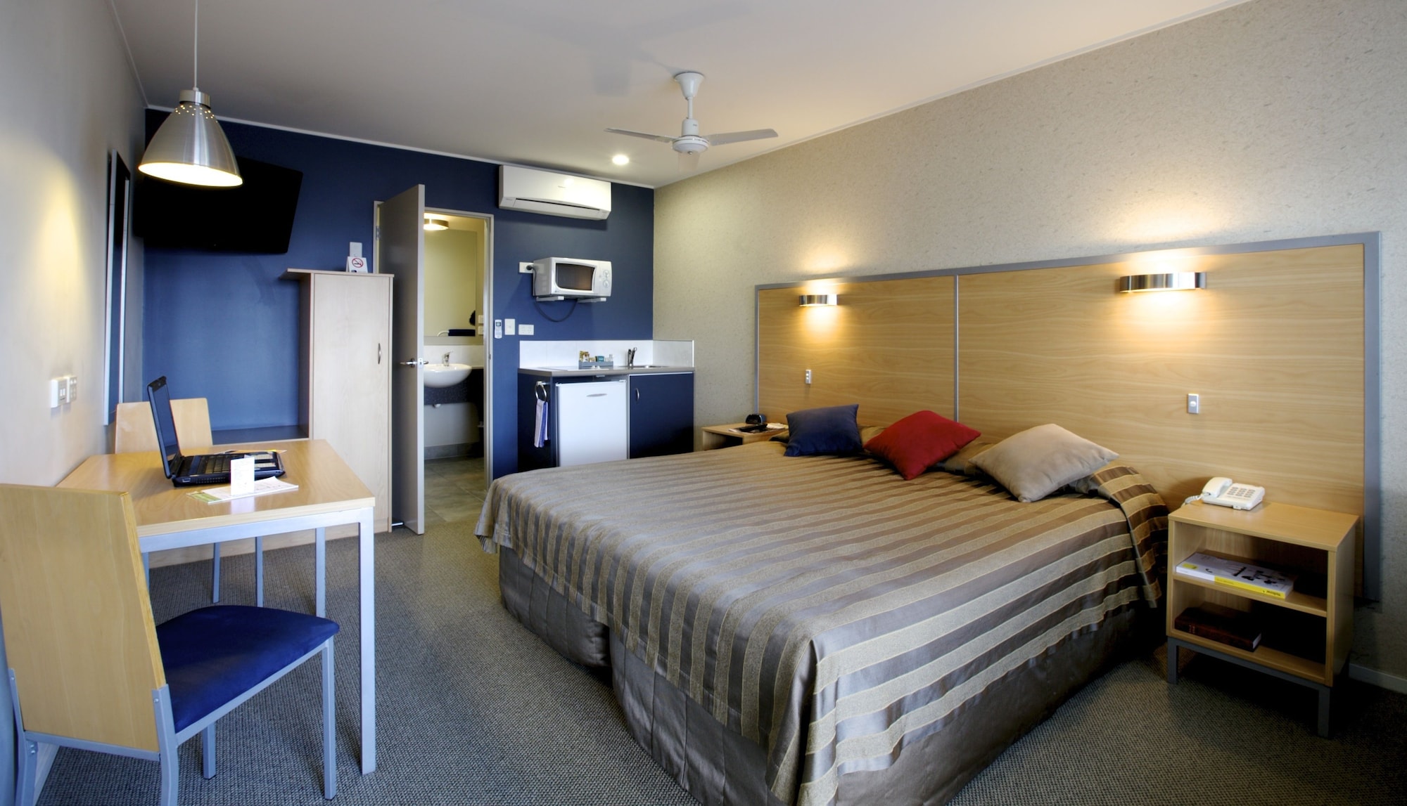 STUDIO, CONVERTIBLE DOUBLE BED, KITCHEN