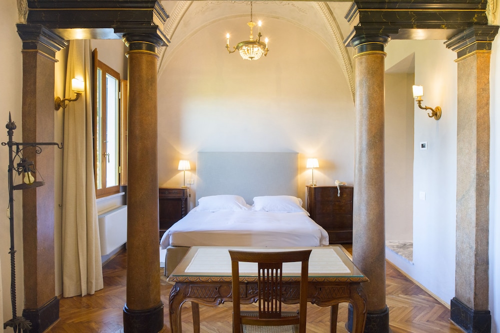 DELUXE, DOUBLE BED