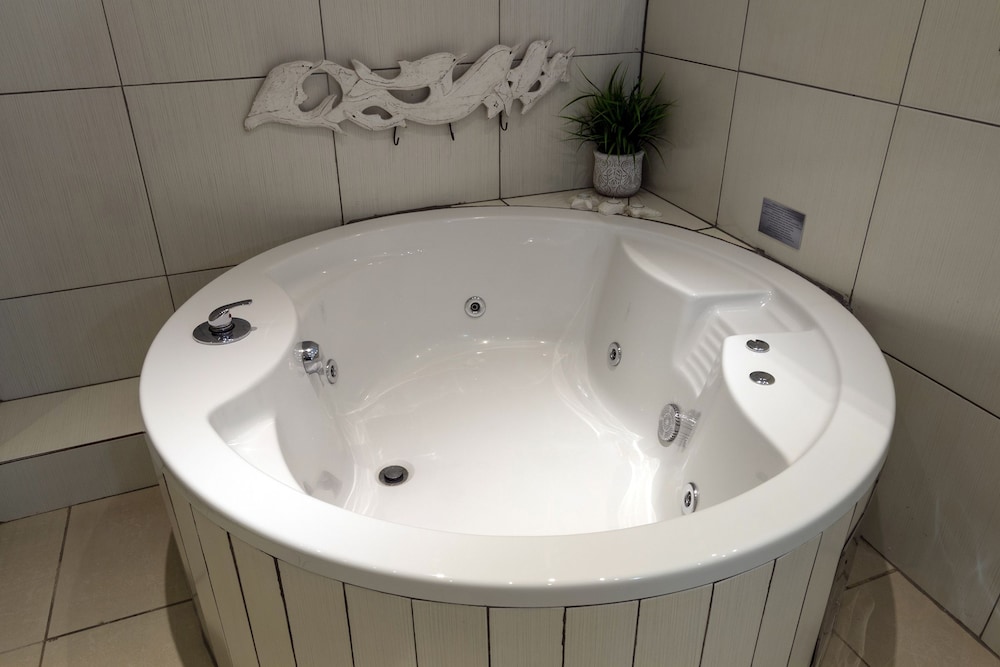 جناح فاخر بسرير كينج بغرفة نوم واحدة، Cocomo Guesthouse Spa And Conference Centre 2/2
