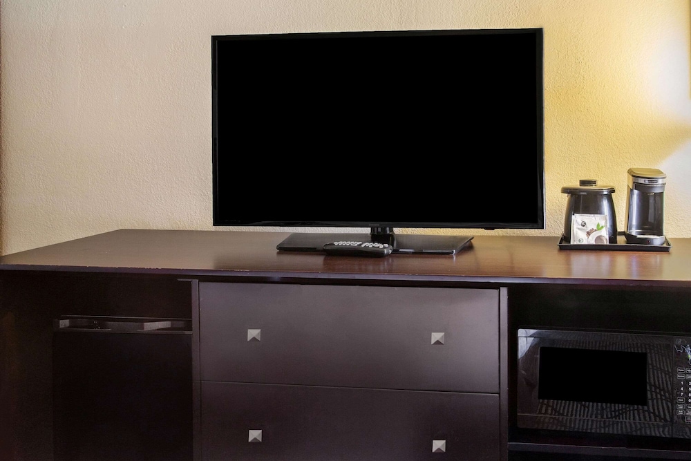 La Quinta Inn And Suites By Wyndham Oakland Airport Coliseum 23/45