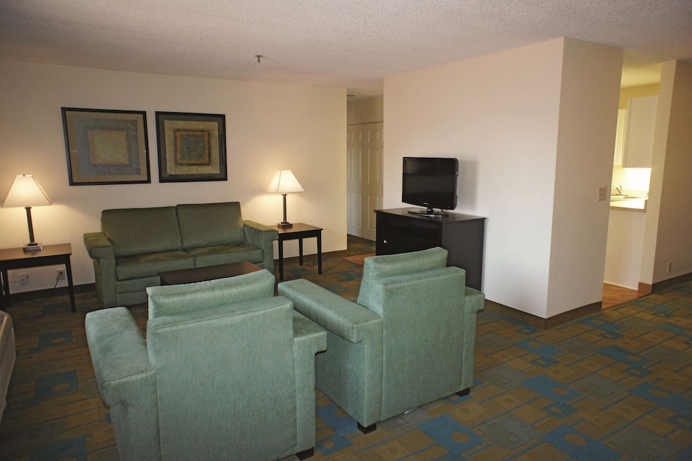 La Quinta Inn & Suites by Wyndham St. Pete-Clearwater Airpt 38/51