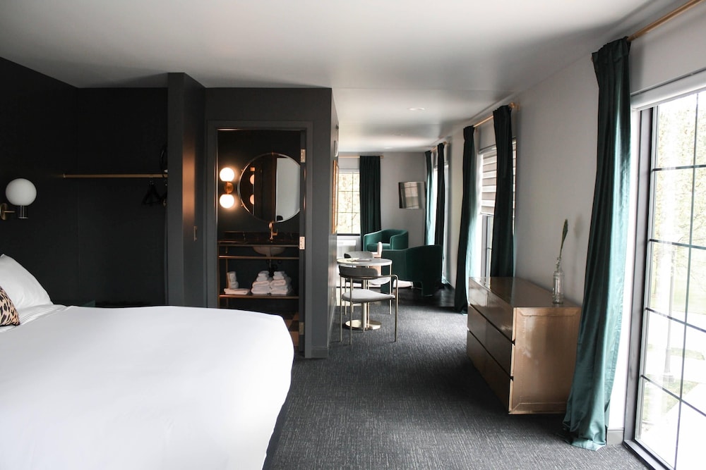 Suite, King Bed