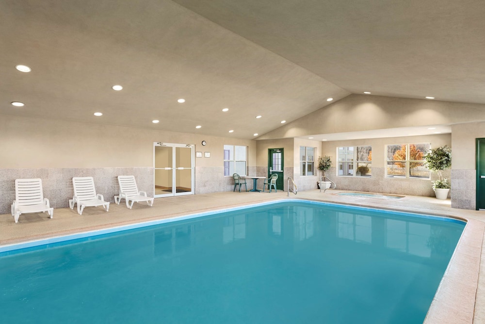 Country Inn Suites By Radisson Frackville Pottsville Pa 1/32