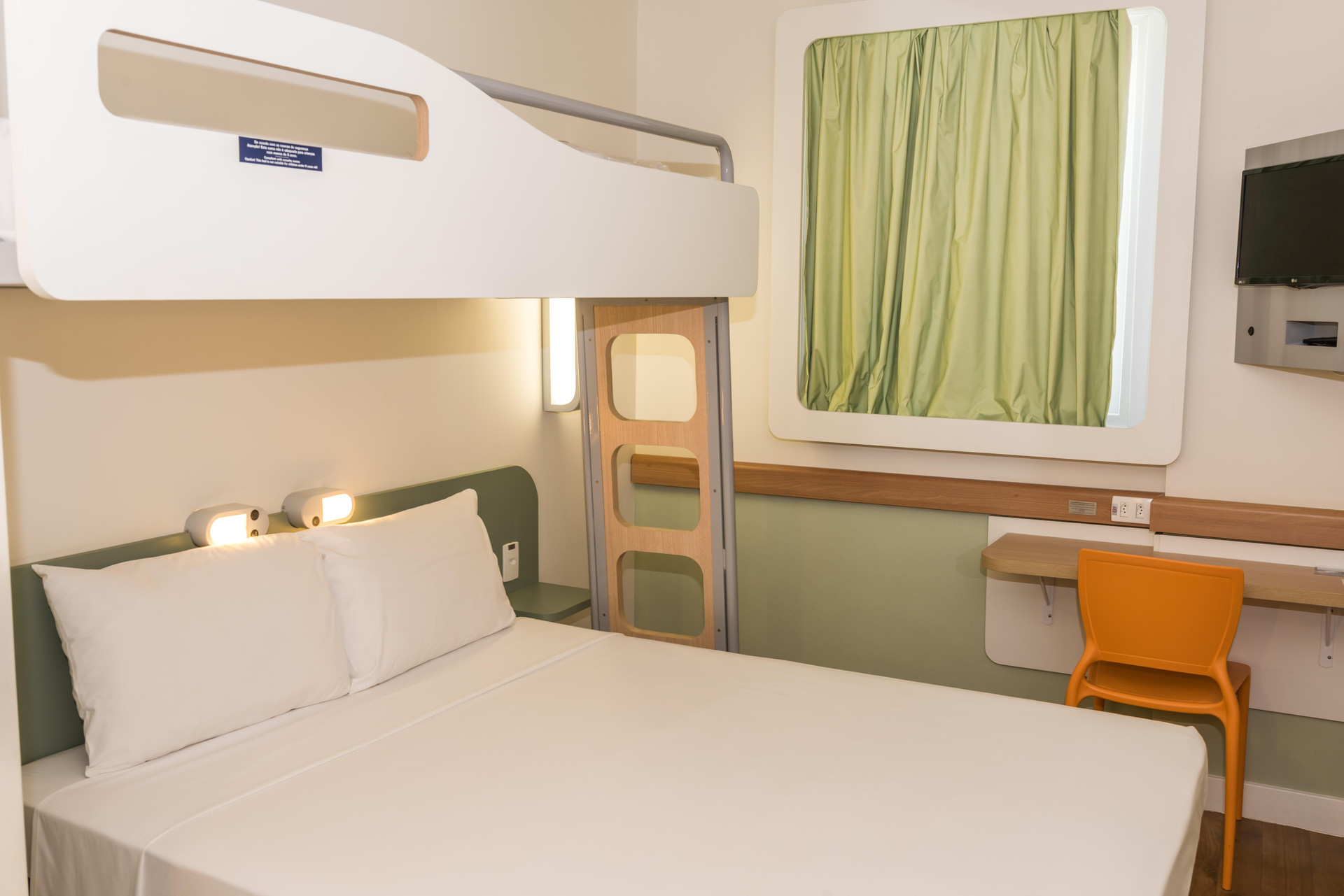 غرفة قياسية ثلاثية