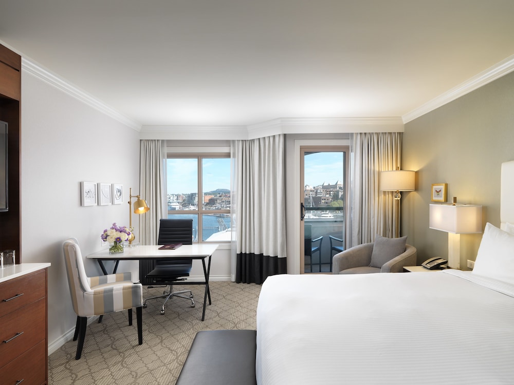 SIGNATURE, KING BED, CITY VIEW