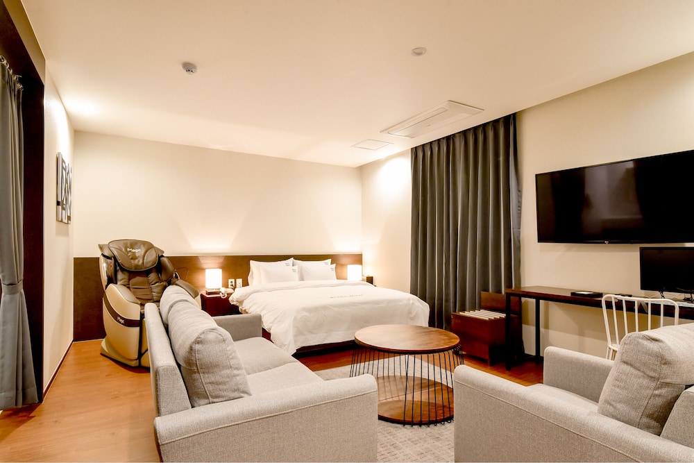 Blanc Business Hotel 24/50