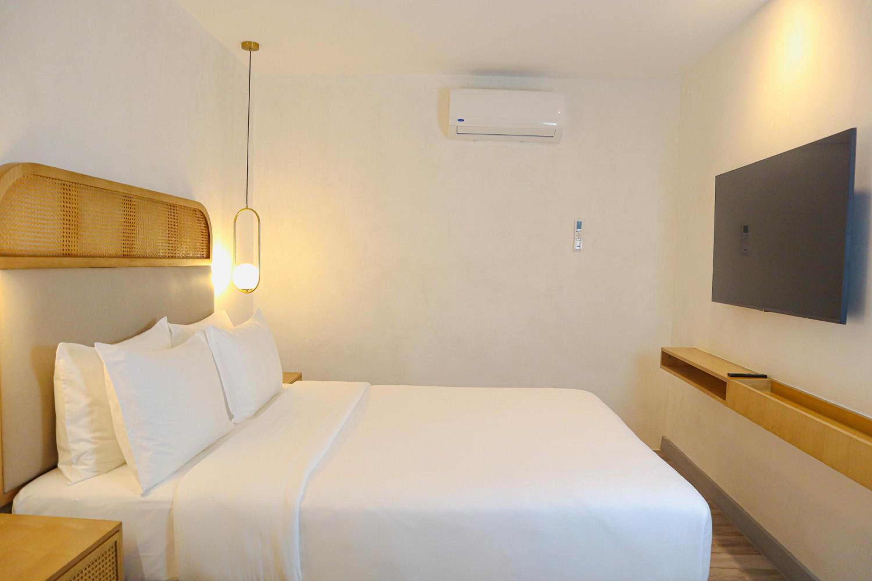1 BEDROOM, PREMIER, NO WINDOW