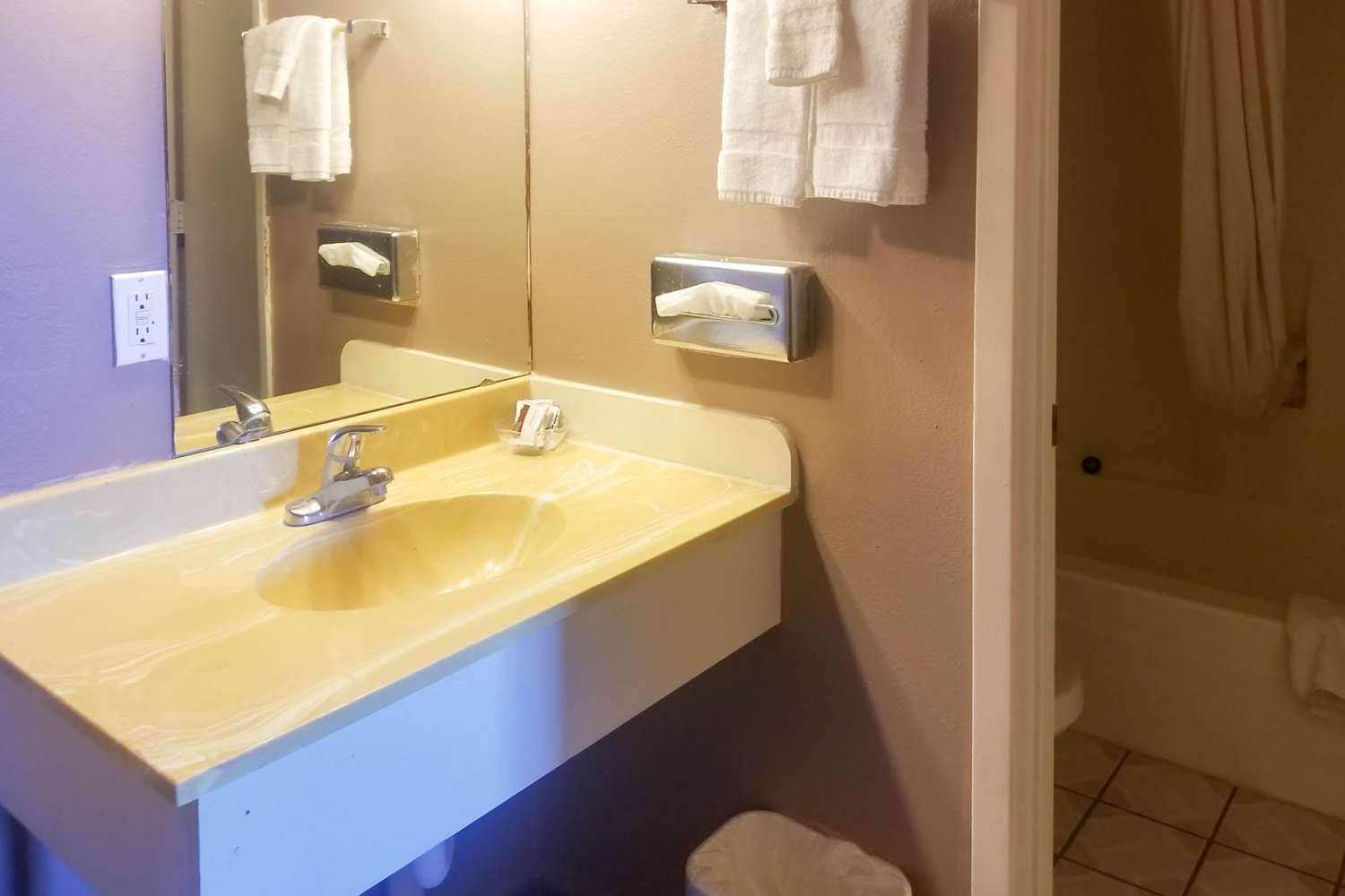 Rodeway Inn 3/4