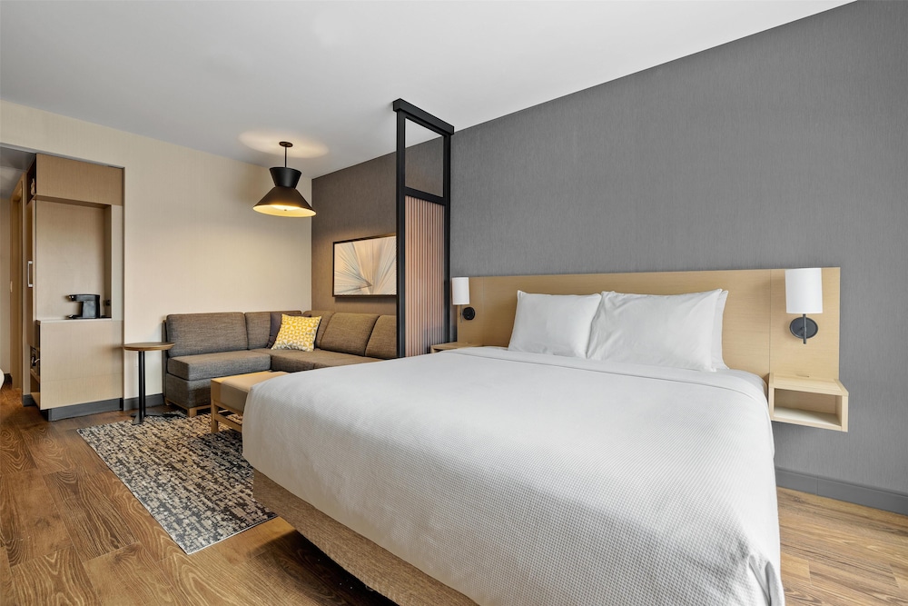 غرفة بسرير كينج مع أريكة، Hyatt Place Rapid City / Downtown 2/4