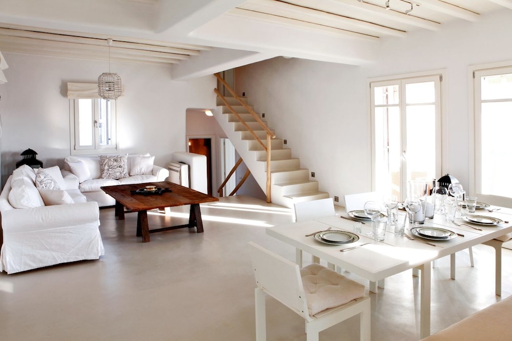 Elia White Residence 18/48