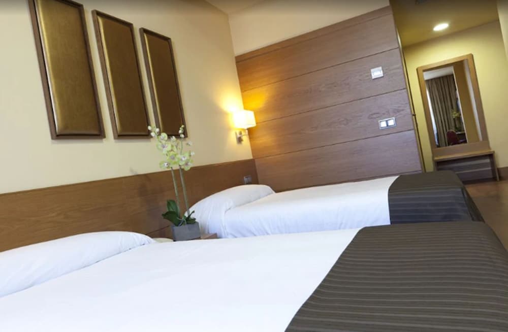 Room, Quadruple, 2 Double and Twin Beds, City View, Terrace