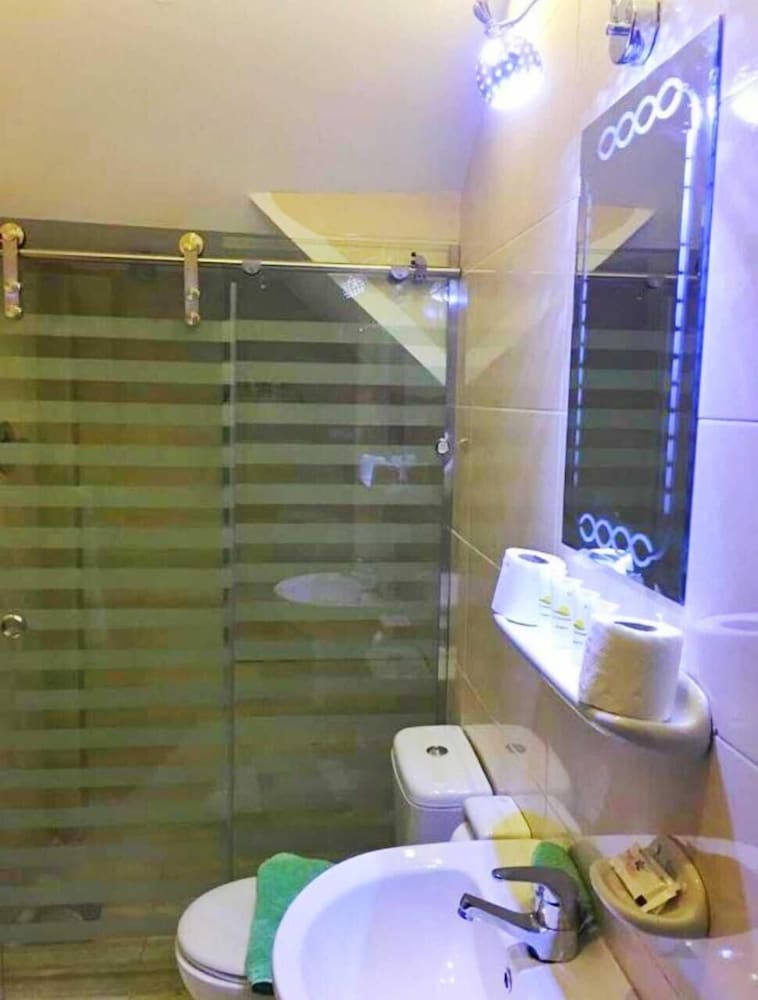 Oasis Hotel 50/50