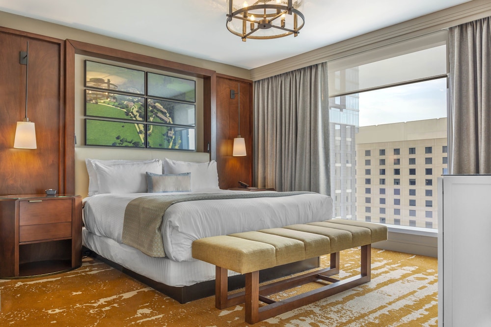 EXECUTIVE, SUITE, KING BED, CORNER