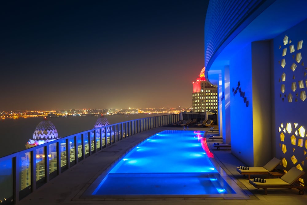 THE CURVE HOTEL 71/74