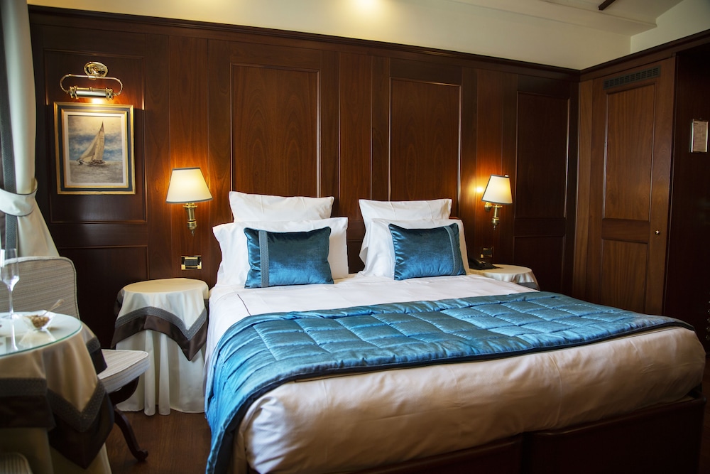 DELUXE, DOUBLE OR TWIN BED, LAGOON VIEW