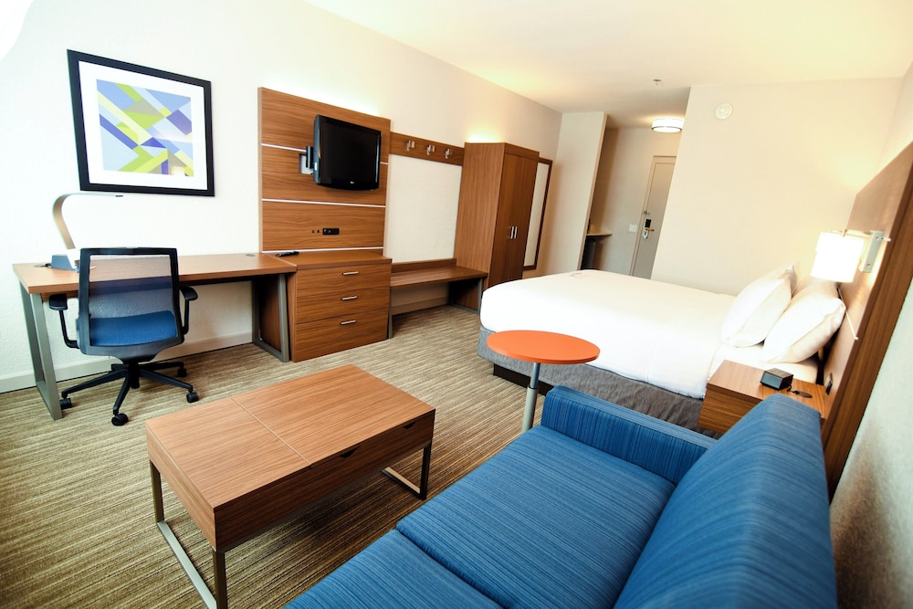 غرفة قياسية بسرير كينج مع أريكة، Holiday Inn Express Hotel And Suites Port Clinton Catawba Island 6/9