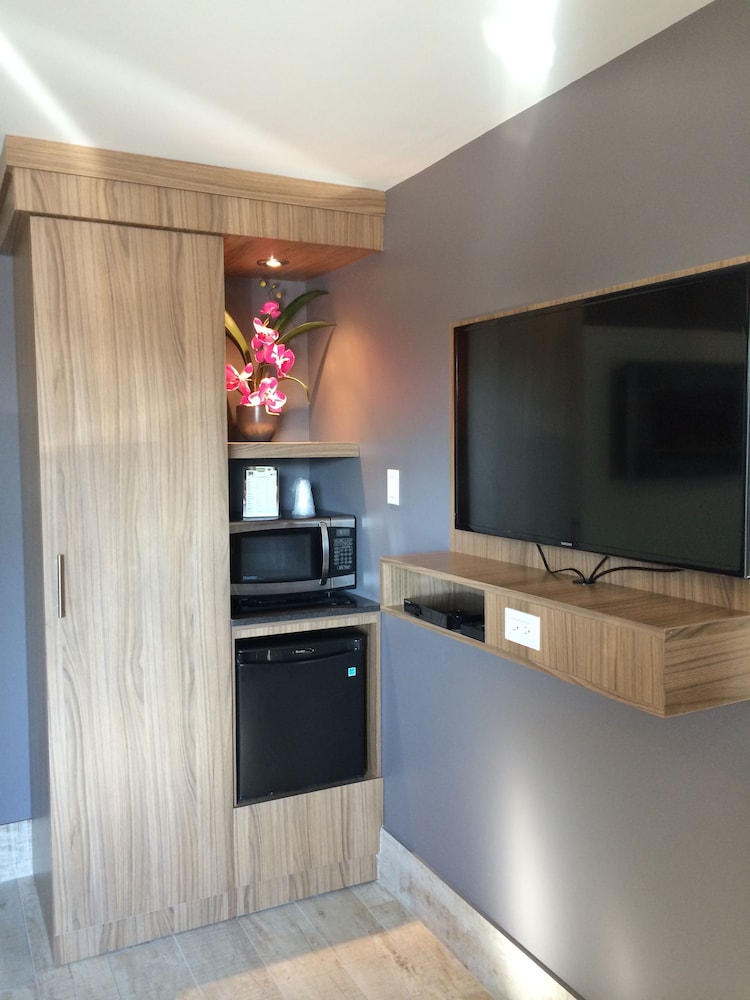 Olux Hotel Motel Suites 57/71