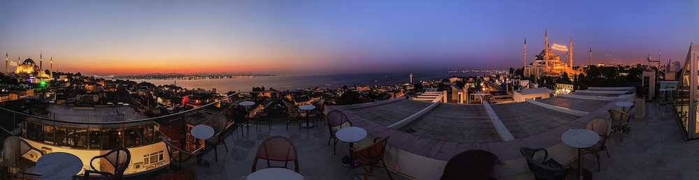 The Magnaura Palace Hotel 80/87