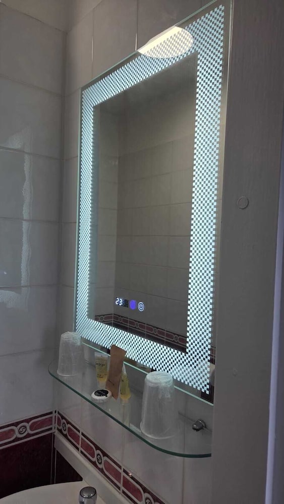 Devonshire House Hotel 50/50