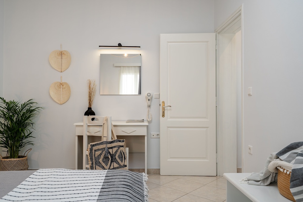 Erato Inn 8/50