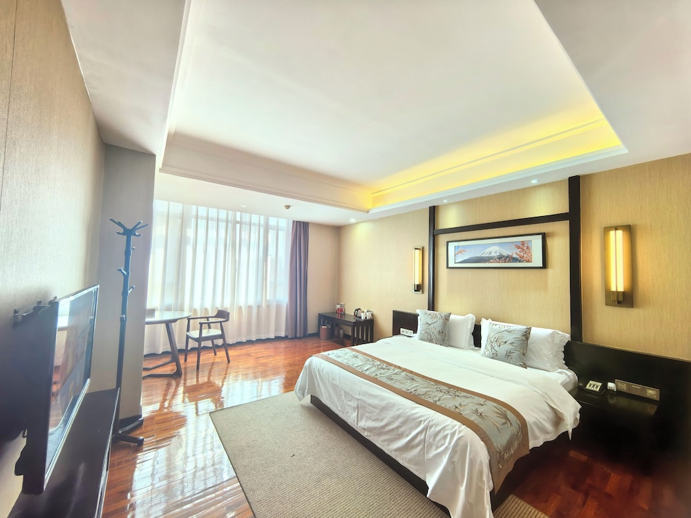 Deluxe, King Bed, Wood Bathtub
