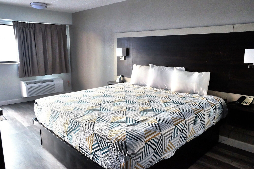 Motel6 Burnsville, MN 24/46