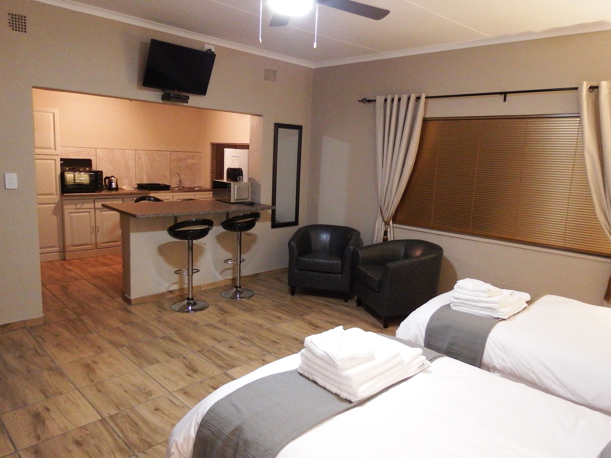ROOM, TWIN BEDS