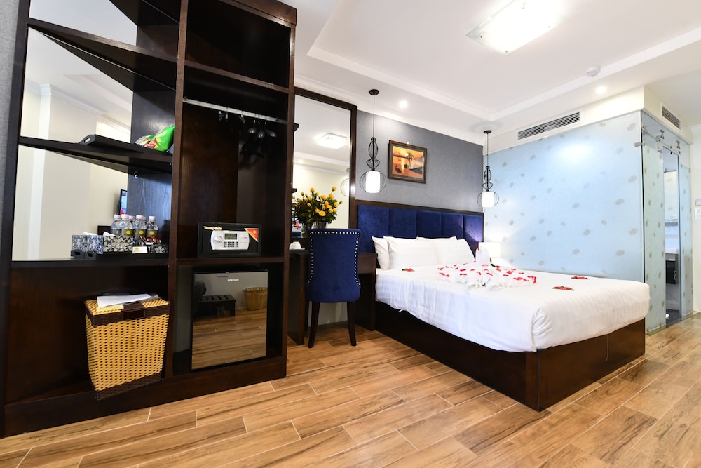 ROOM, TRIPLE, CITY VIEW