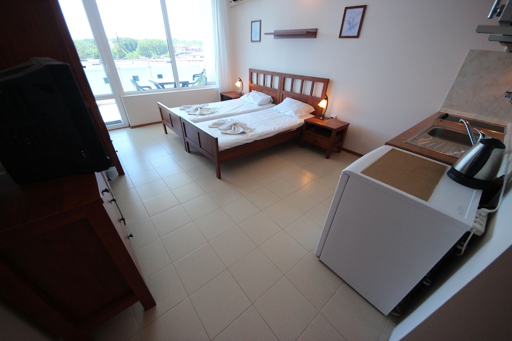 Esperanto Hotel 28/35