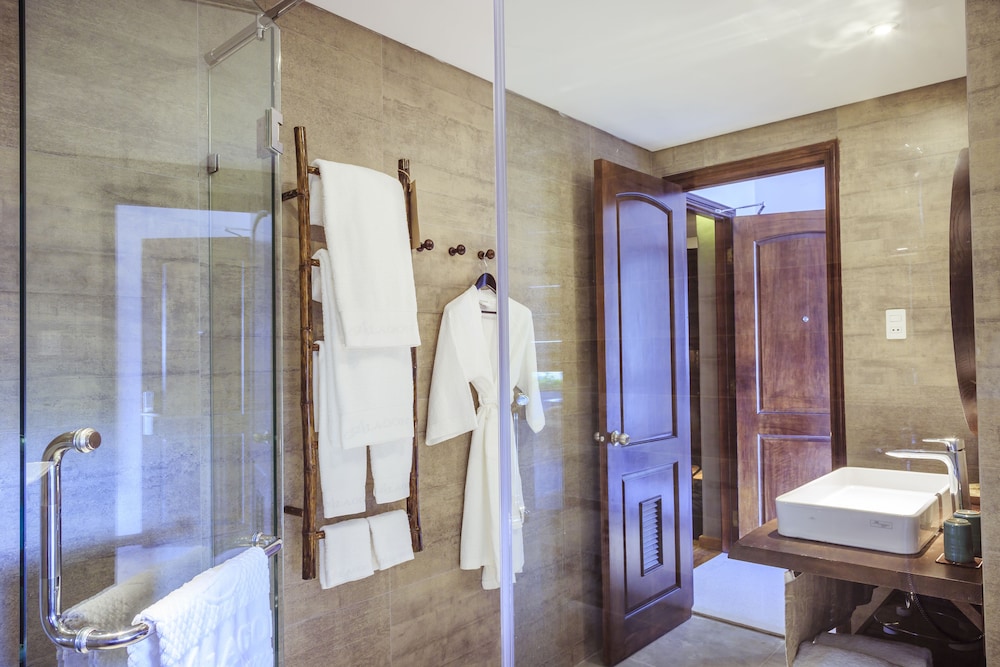 غرفة سيغنتشر بسرير كينج، Cochin Zen Hotel 3/4