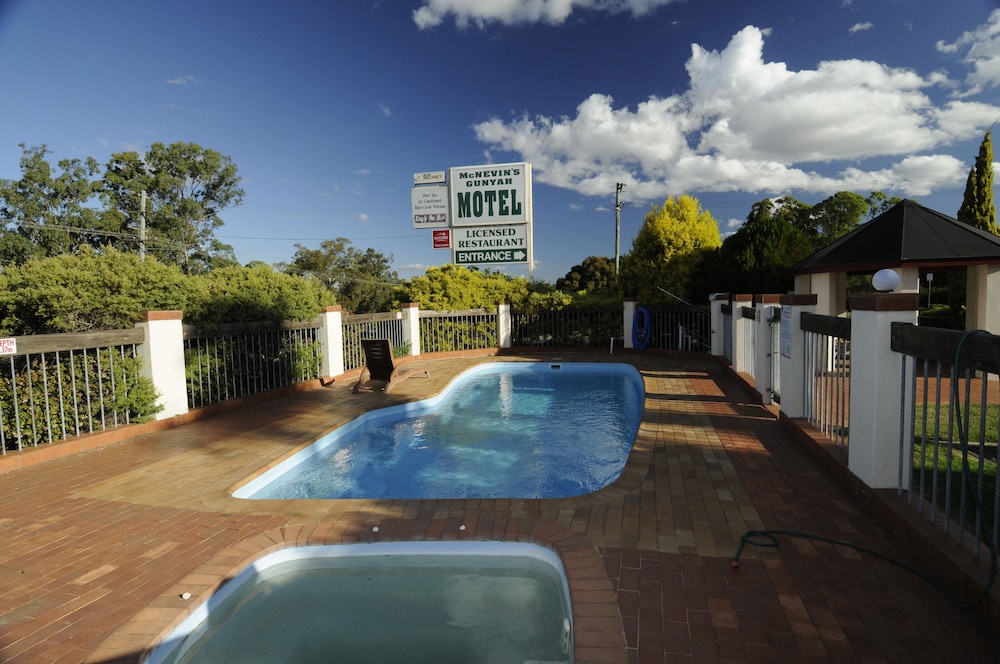 MCNEVIN'S WARWICK MOTEL 3/64